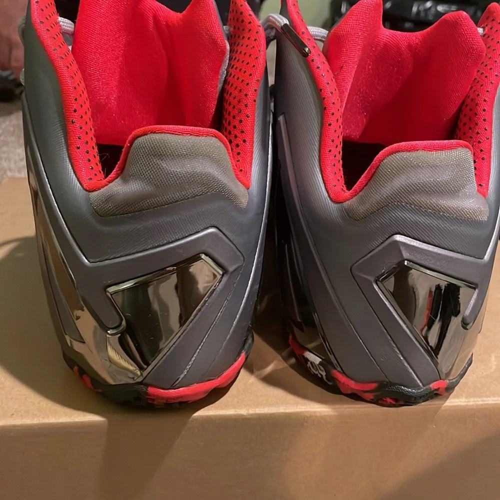 Lebron Sneakers - Picture 3 of 5